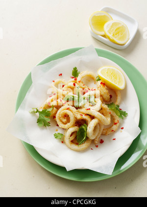 Piastra del fritto di calamari e limone Foto Stock