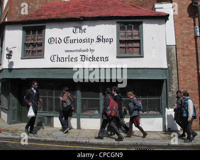 Il vecchio negozio di curiosità, menzionato da Charles Dickens vicino Lincoln' s Inn, Londra, Inghilterra, Regno Unito Foto Stock