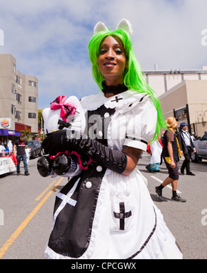 Giovani afro-americano di adolescente vestito come anime personaggio alla festa giapponese - San Francisco, California USA Foto Stock