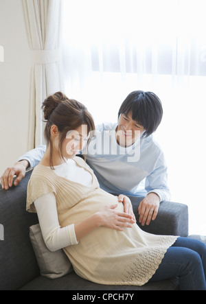 Uomo di prendersi cura di sua moglie incinta Foto Stock