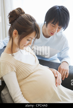 Uomo di prendersi cura di sua moglie incinta Foto Stock