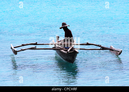 Un pescatore a Zanzibar su una tranquilla giornata di sole Foto Stock