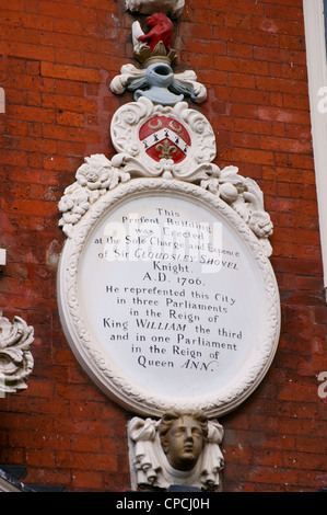 Una lapide commemorativa a Sir Cloudesley Shovell sul Corn Exchange, Rochester, Kent, Inghilterra Foto Stock