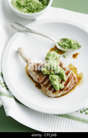 Piastra del maiale con chutney di piselli Foto Stock