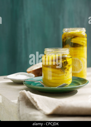 I vasetti riempiti con limoni e olio Foto Stock