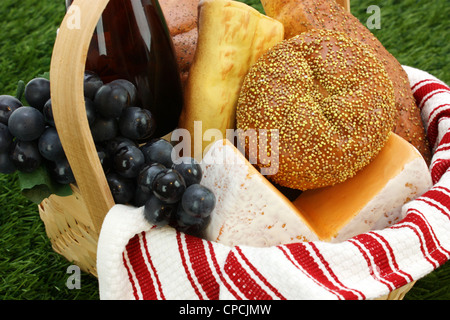 Cesto picnic riempito con il cibo che è pronto a mangiare Foto Stock