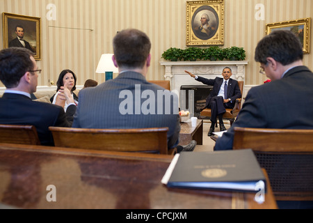 Il presidente Barack Obama incontra con i consulenti senior all Ufficio Ovale, Aprile 19, 2012 in Washington, DC. Foto Stock