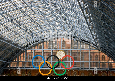 Anelli olimpici di grado 1 elencati di St Pancras International Station Londra Inghilterra Europa Foto Stock