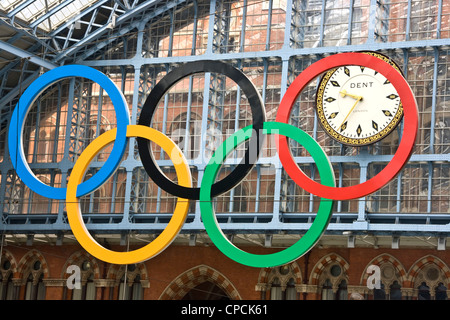 Anelli olimpici di grado 1 elencati di St Pancras International Station Londra Inghilterra Europa Foto Stock
