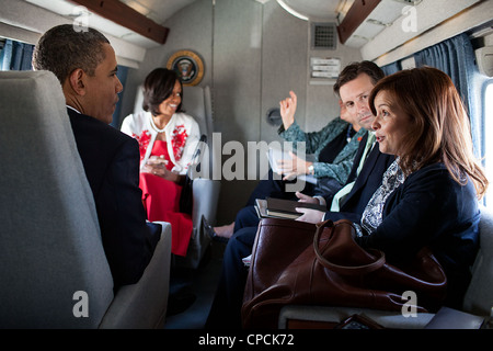 Il presidente Barack Obama parla con Alyssa Mastromonaco, Vice Capo del personale per le operazioni e Principal Vice segretario stampa Josh serio come la First Lady Michelle Obama parla con il suo capo del personale, Tina Tchen, a bordo di un Marine in rotta verso la base comune AndrewsApril 27, 2012 in Washington, DC. Foto Stock