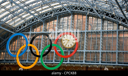 Anelli olimpici di grado 1 elencati di St Pancras International Station Londra Inghilterra Europa Foto Stock