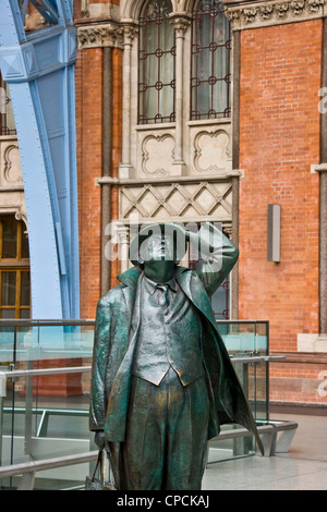 Statua di bronzo di Sir John Betjeman (Martin Jennings 2007) al grado 1 elencati di St Pancras International Station London Inghilterra England Foto Stock