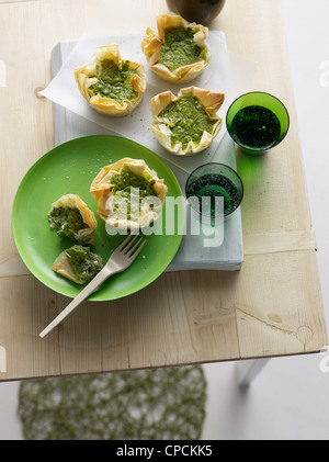 Piastra di sfogliatine con erbe aromatiche Foto Stock