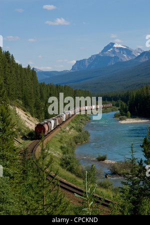 Un Canadese Pacific treno che viaggia attraverso la curva Morants, vicino al Lago Louise, Alberta, Canada Foto Stock