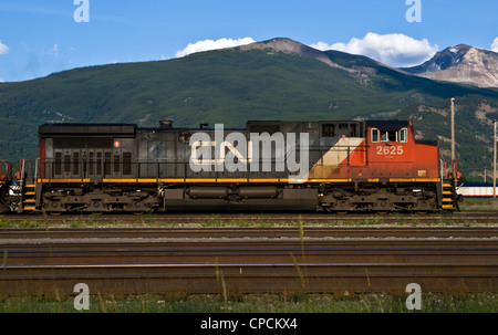 Un Canadian National C44 - 9W locomotore attende di diaspro partono dalla stazione di Alberta, Canada Foto Stock