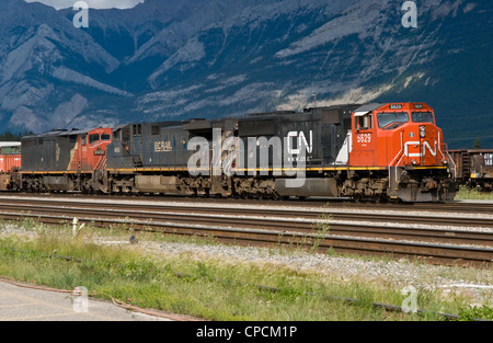 Canadain SD nazionale75 IW GM locomotiva, tira un treno merci fuori di Jasper cantiere ferroviario. Foto Stock