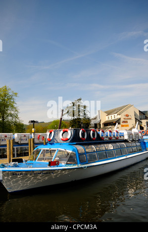 Ormeggiata in traghetto sul Lago di Windermere a Bowness-on-Windermere in Cumbria, Inghilterra. Foto Stock