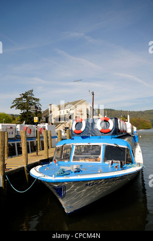 Ormeggiata in traghetto sul Lago di Windermere a Bowness-on-Windermere in Cumbria, Inghilterra. Foto Stock