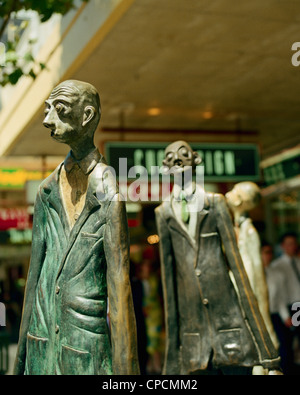 Tre uomini di affari che hanno portato il proprio pranzo da Alison Weaver e Paul Quinn 1994 Melbourne Australia Foto Stock