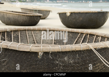 Il Vietnam, da nang. bac mio un beach, tradizionale piccolo bambù rotondo barche da pesca utilizzato dai locali di pescare lungo il litorale. Foto Stock