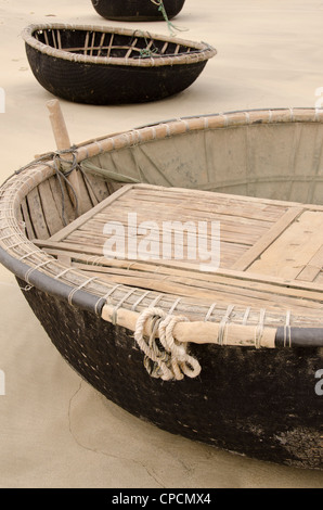 Il Vietnam, da nang. bac mio un beach, tradizionale piccolo bambù rotondo barche da pesca utilizzato dai locali di pescare lungo il litorale. Foto Stock