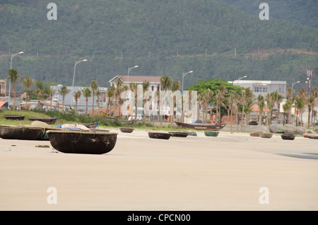 Il Vietnam, da nang. bac mio un beach, tradizionale piccolo bambù rotondo barche da pesca utilizzato dai locali di pescare lungo il litorale. Foto Stock