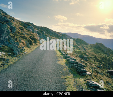 Lastricata strada rurale sul versante della montagna Foto Stock