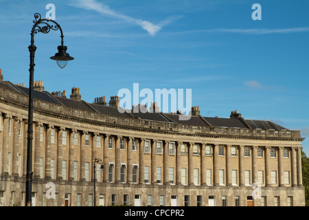 Lampione e case in stile georgiano in Royal Crescent, Bath, Inghilterra Foto Stock