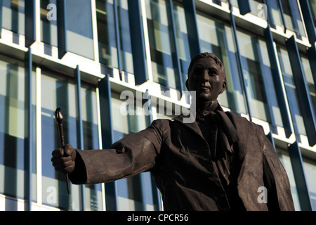 Un monumento all'Artista sconosciuto da Grayworld, Sumner Street, Southwark, Londra, Inghilterra, Regno Unito. Foto Stock
