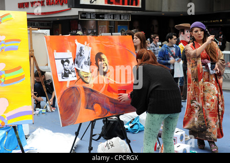 Artisti pittura in Times Square la raccolta di fondi per il giapponese American Lions Club di beneficenza Foto Stock