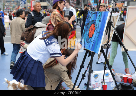 Artisti pittura in Times Square la raccolta di fondi per il giapponese American Lions Club di beneficenza Foto Stock