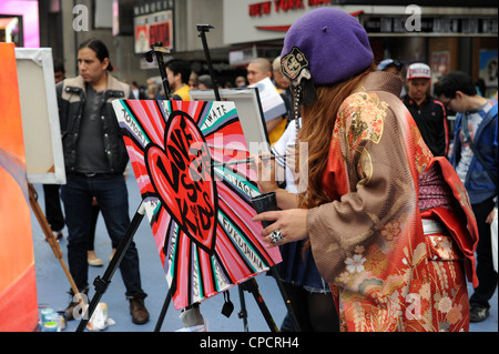 Artisti pittura in Times Square la raccolta di fondi per il giapponese American Lions Club di beneficenza Foto Stock