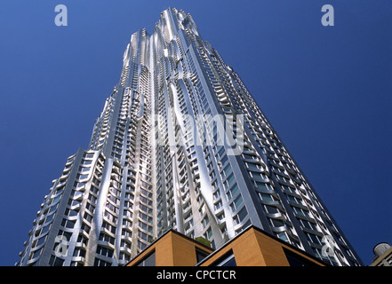 Beekman Tower Frank Gehry architetto per 8 Spruce Street Building: New York Lower Manhattan Chelsea alto grattacielo ondulato in acciaio inossidabile. Foto Stock