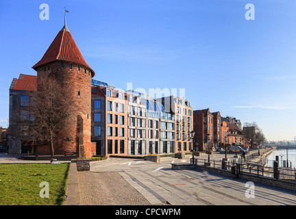 Swan torre lungo il lungomare Motlawa a Danzica, Polonia. Foto Stock