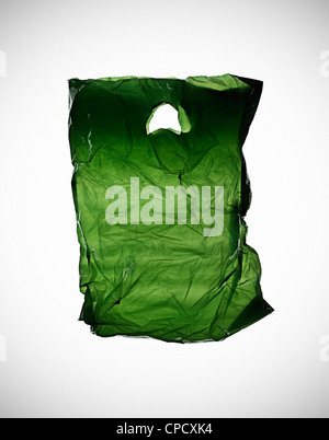 Crumpled verde sacchetto di plastica sul tavolo Foto Stock
