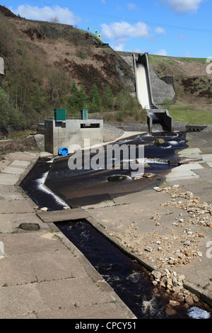 Canale di scarico o di stramazzo da Woodhead per serbatoio Torside Peak District North Derbyshire England Regno Unito Foto Stock