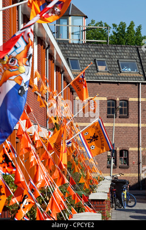 Case decorate con Dutch National football team bandiere durante la Coppa del mondo, Paesi Bassi Foto Stock