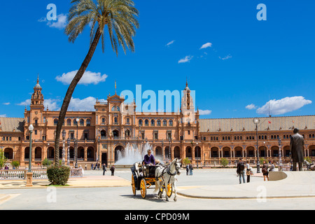 Europa Spagna Andalusia, Sevilla, Horse-Drawn Carrello nella Plaza de Espana Foto Stock