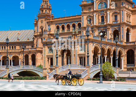 Europa Spagna Andalusia, Sevilla, Horse-Drawn Carrello nella Plaza de Espana Foto Stock