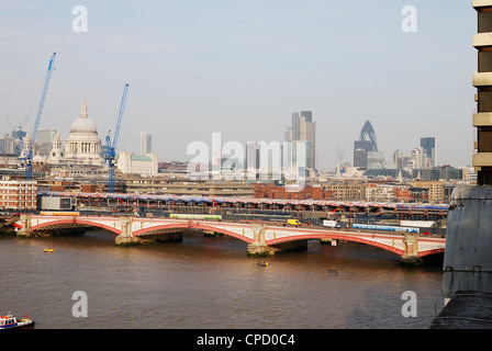 Blackfriars Bridge sul fiume Tamigi con gli edifici e le opere per la ristrutturazione della stazione ferroviaria. Londra. Inghilterra Foto Stock