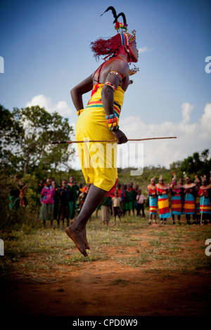 Samburu guerriero Masai jumping in un tradizionale Masai Samburu dance Foto Stock