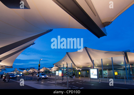 Aeroporto di Heathrow Terminal 5 al crepuscolo, London, England, Regno Unito, Europa Foto Stock