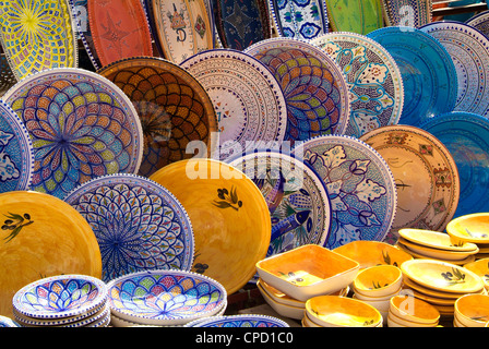 Prodotti in ceramica nel mercato di Houmt Souk, l'isola di Djerba, Tunisia, Africa Settentrionale, Africa Foto Stock