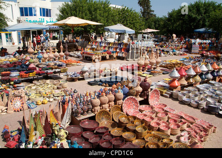 Prodotti in ceramica nel mercato di Houmt Souk, l'isola di Djerba, Tunisia, Africa Settentrionale, Africa Foto Stock