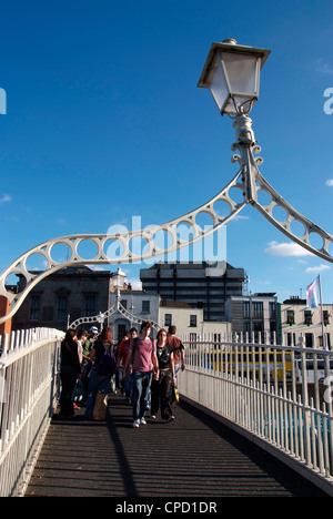 Halfpenny ponte sul fiume Liffey,,Dublino Repubblica di Irlanda, Europa Foto Stock