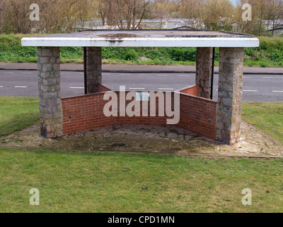 Un rifugio con sedili rimossa a causa di atti di vandalismo, Burnham-on-Sea, Somerset, Regno Unito Foto Stock