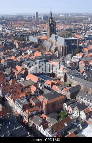 Vista sulla città e la Oude Kerk (Vecchia chiesa) dalla piattaforma di visualizzazione della Nieuwe Kerk, Delft, Paesi Bassi Foto Stock