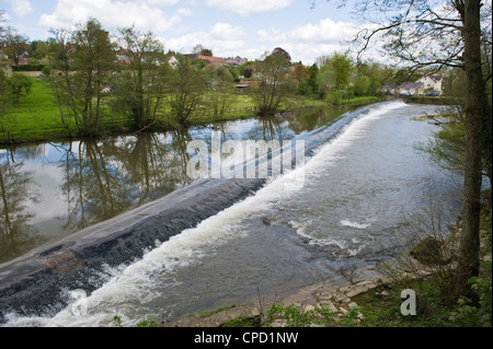 Weir sul fiume teme a Ludlow Shropshire England Regno Unito Foto Stock