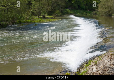 Weir sul fiume teme a Ludlow Shropshire England Regno Unito Foto Stock