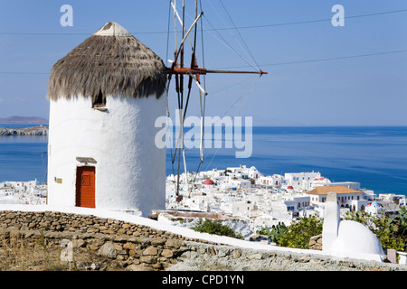 Il mulino a vento di Bonis presso il Museo del Folklore nella città di Mykonos, isola di Mykonos Cicladi, isole greche, Grecia, Europa Foto Stock